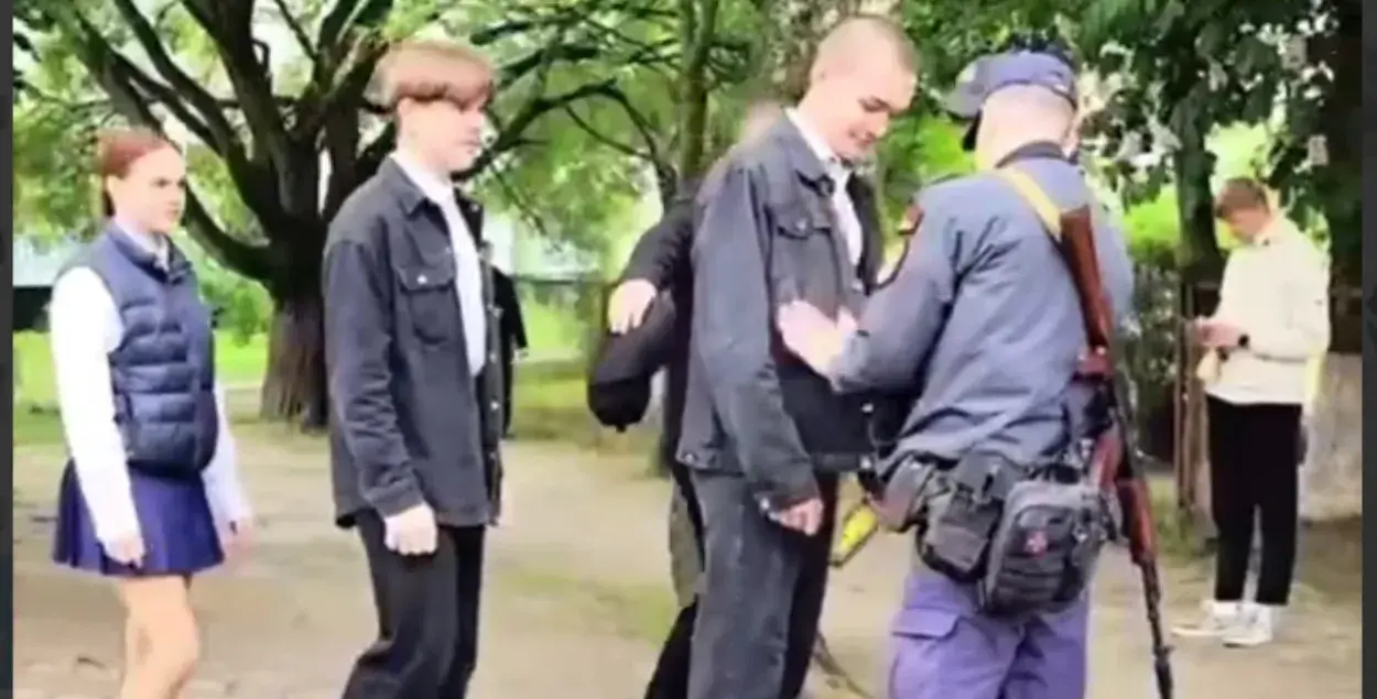 У Бярозе школьнікаў перад ЦЭ правярае міліцыянт з аўтаматам
