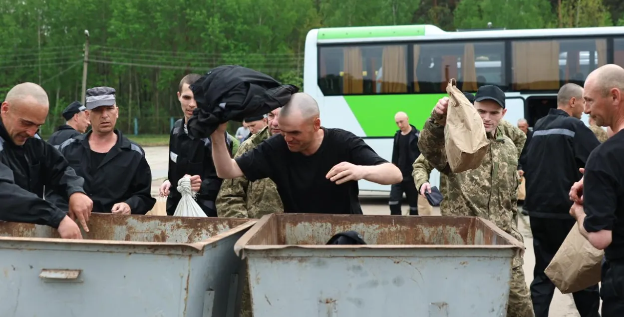 Украінскія палонныя выкідаюць расійскія турэмныя робы
