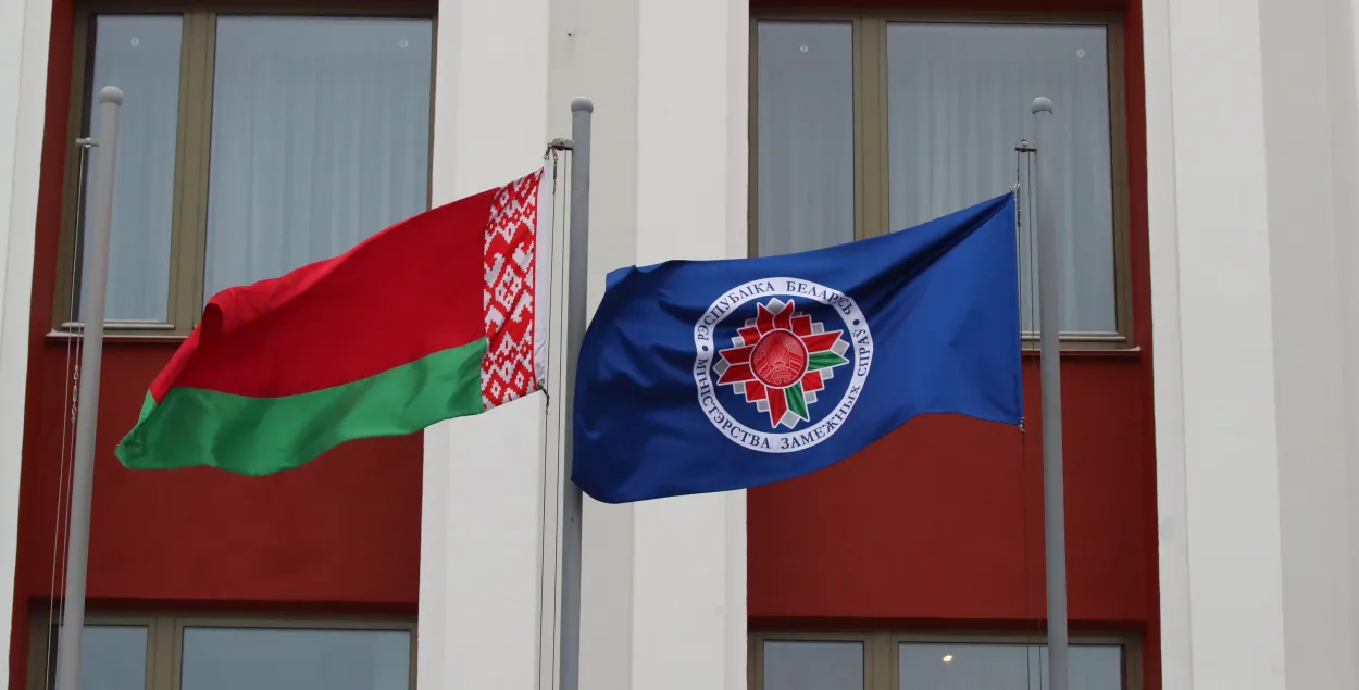 Флаги Беларуси и Министерства иностранных дел
