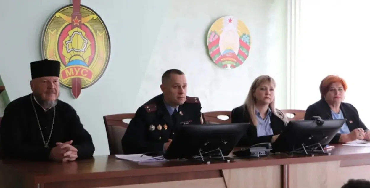 Священник на воспитательном мероприятии Мостовского РОВД
