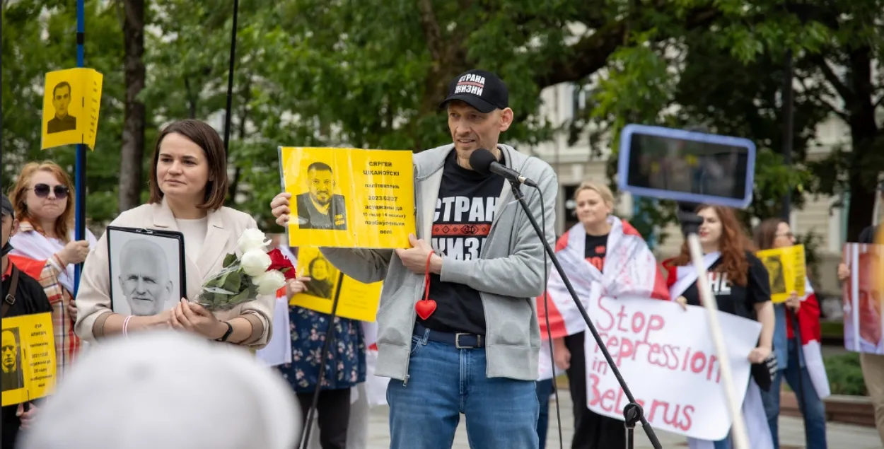 Сяргей Ціханоўскі паказвае свой партрэт да зняволення
