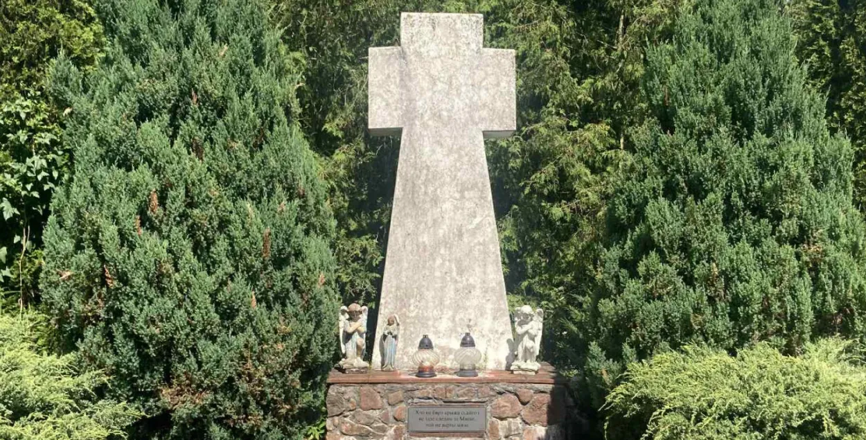 Памятник-крест в деревне Войстом
