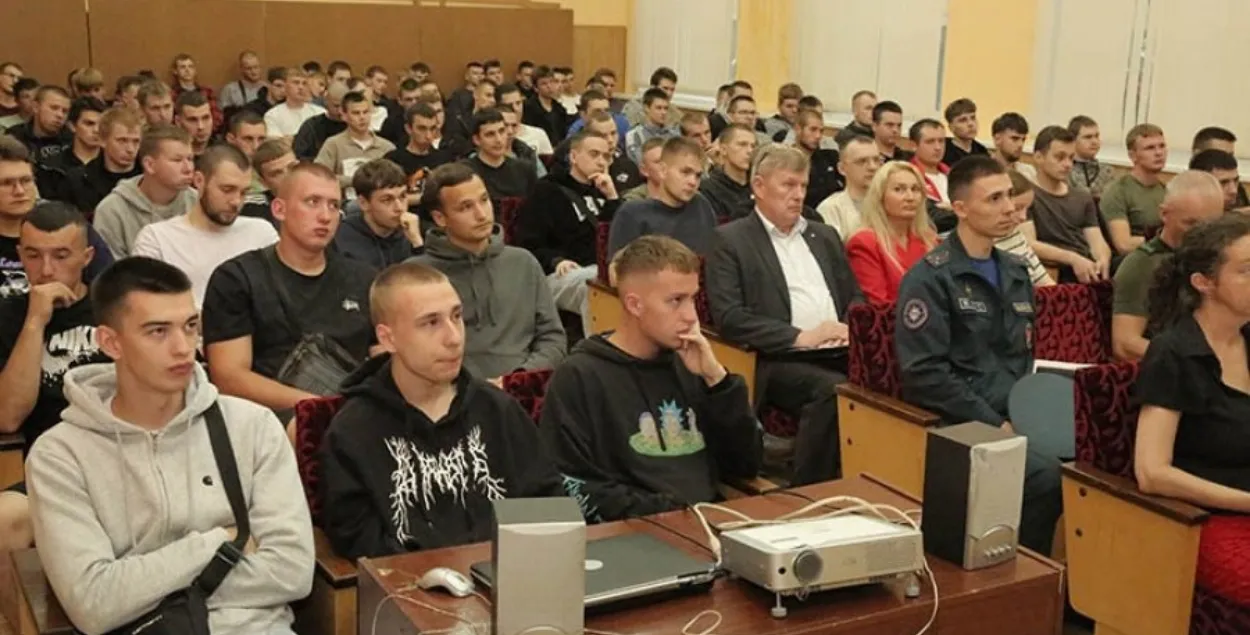 Сход у ваенкамаце ў Жлобіне
