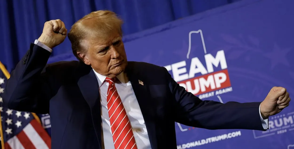 Дональд Трамп танцует на митинге, 2024 год

