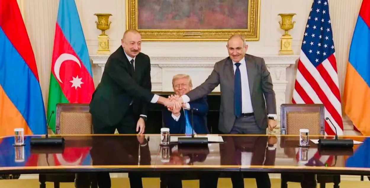 Алиев, Пашинян и Трамп во время подписания меморандума относительно судьбы Зангезурского коридора
