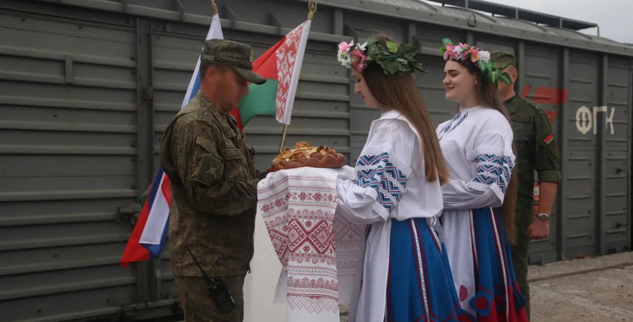 Российских военных встречали в Беларуси
