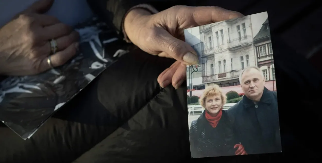 Марина Адамович, жена Николая Статкевича, показывает фотографию себя и мужа, Минск, Беларусь, 27 января 2025 года
