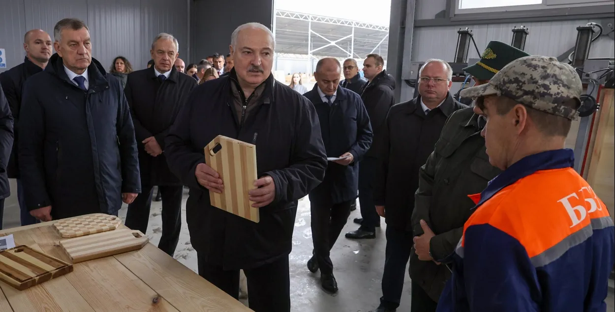 Александр Лукашенко во время поездки в Лепельский район 31 октября 2025 года

