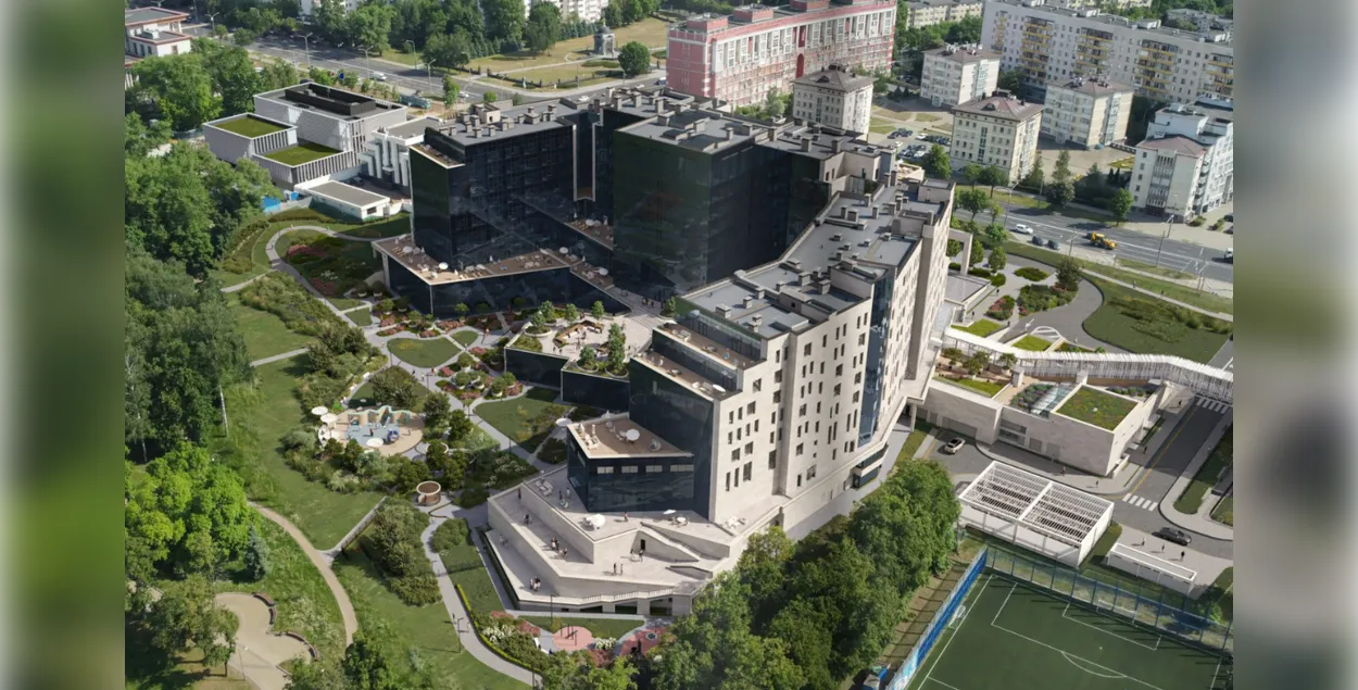 Паводле пашпарта аб’екту, дом здадуць у пачатку 2026 года, але пакуль не паспяваюць у тэрміны
