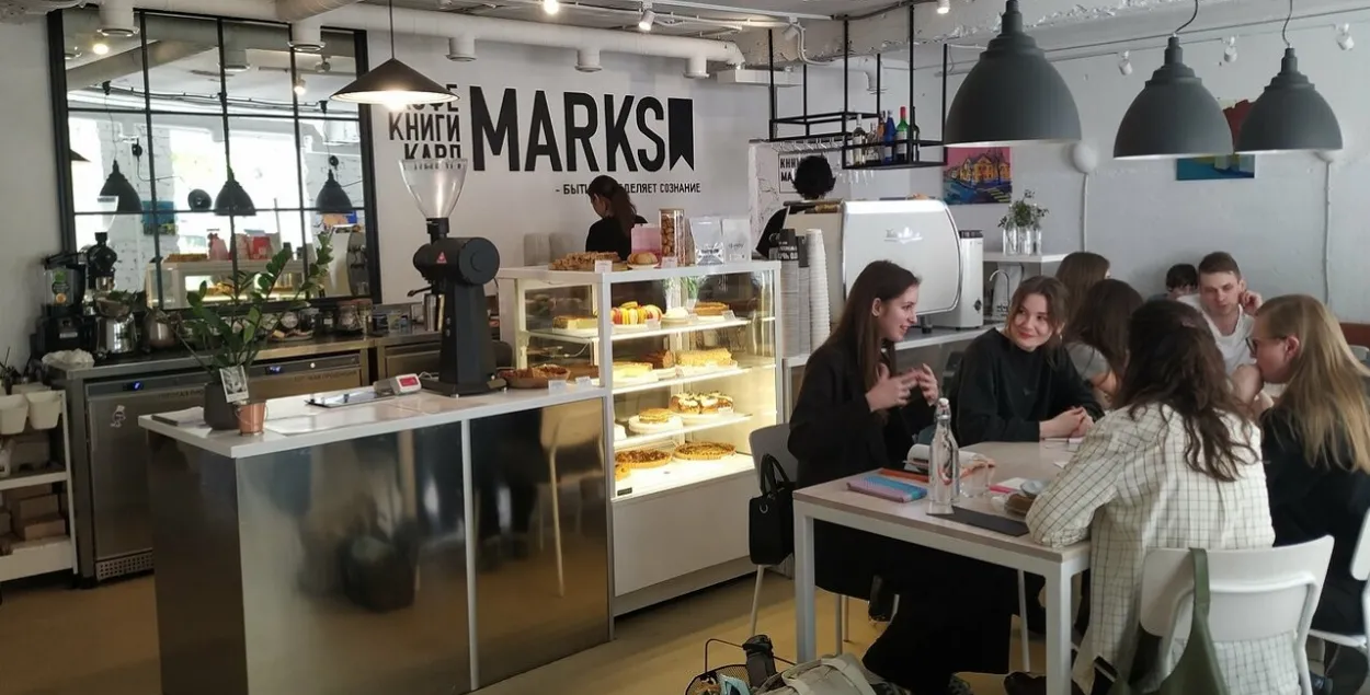В кафе Marks
