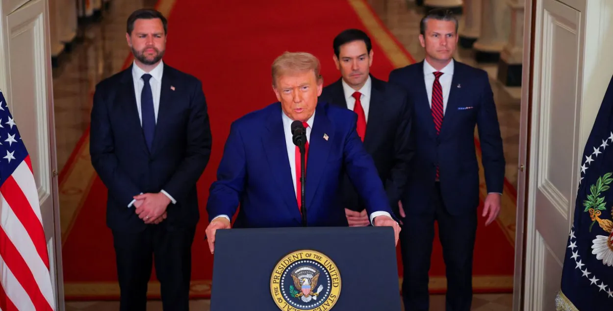 Дональд Трамп и представители его администрации
