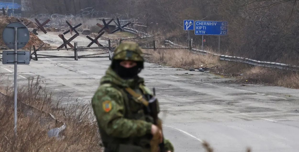 Белорусский пограничник несёт вахту возле пункта пропуска "Новая Гута"

