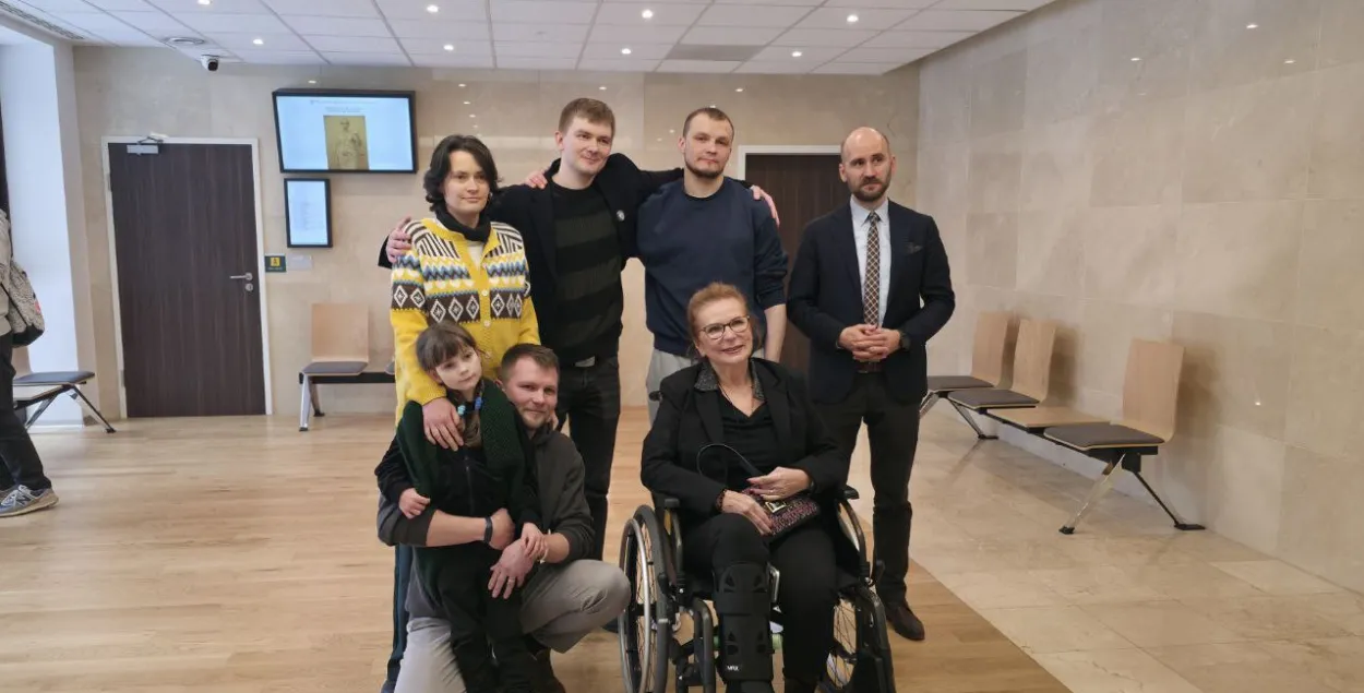 Алесь Папкович (стоит второй слева) с близкими после суда
