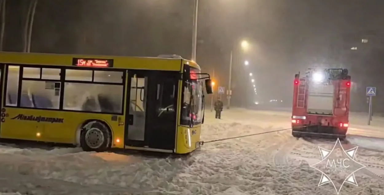 Автобус, который вытаскивают спасатели
