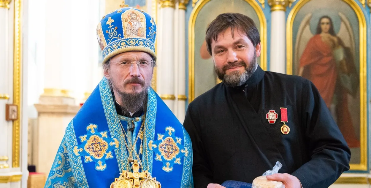 Патриарший экзарх всея Беларуси Вениамин (слева) и Александр Артюхович (справа)
