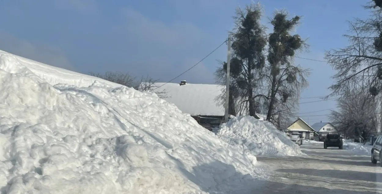 Снежные валы на улице
