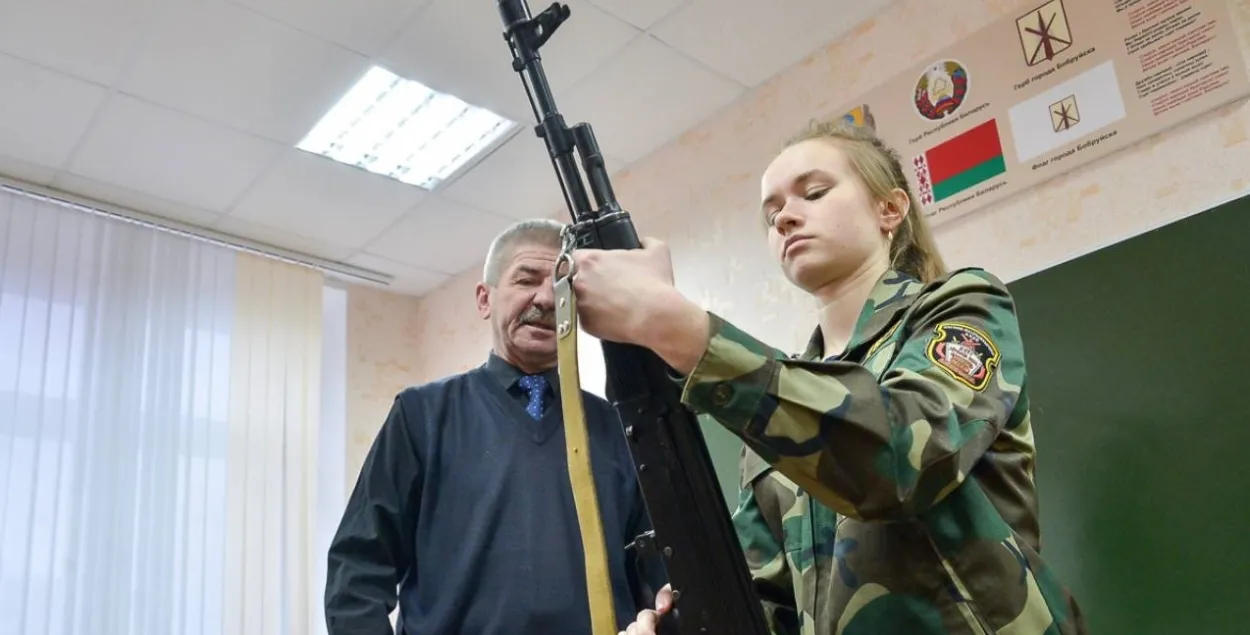 Военрук на занятиях в школе, иллюстративное фото
