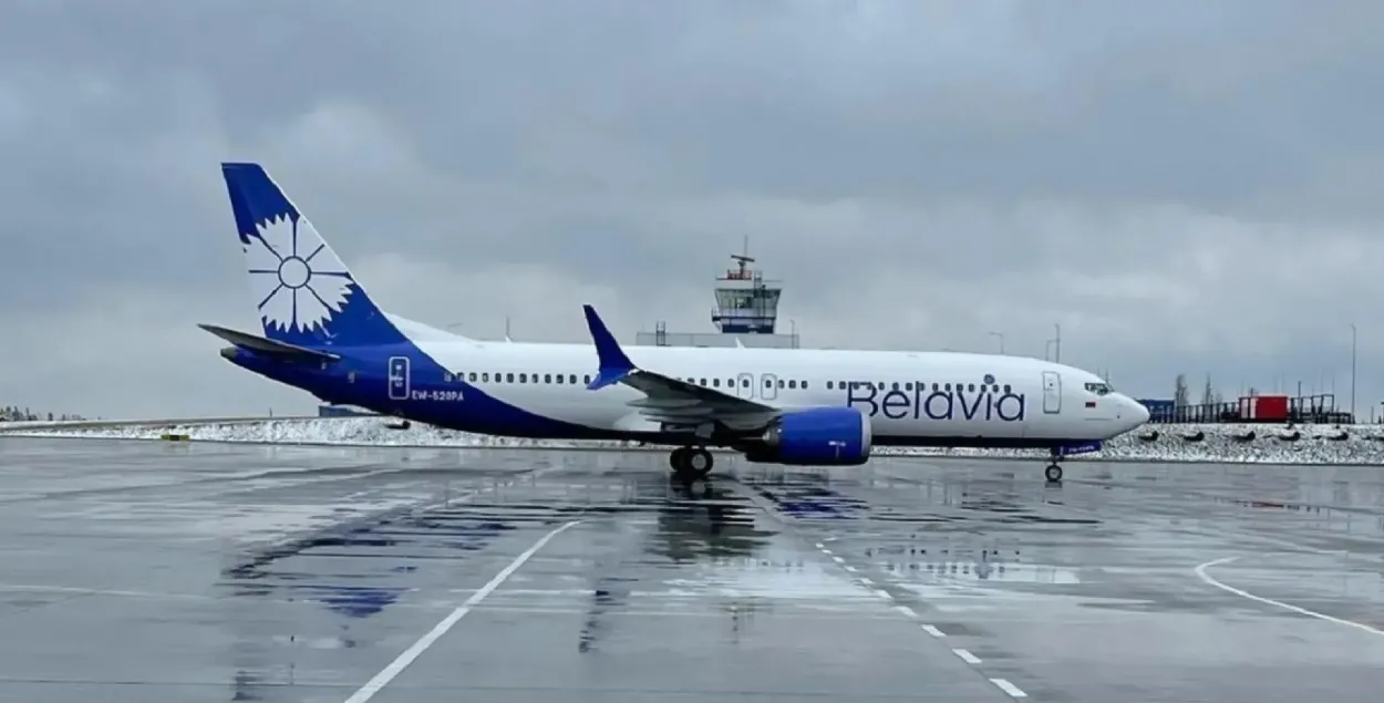Люди ждут вылета в Минск
