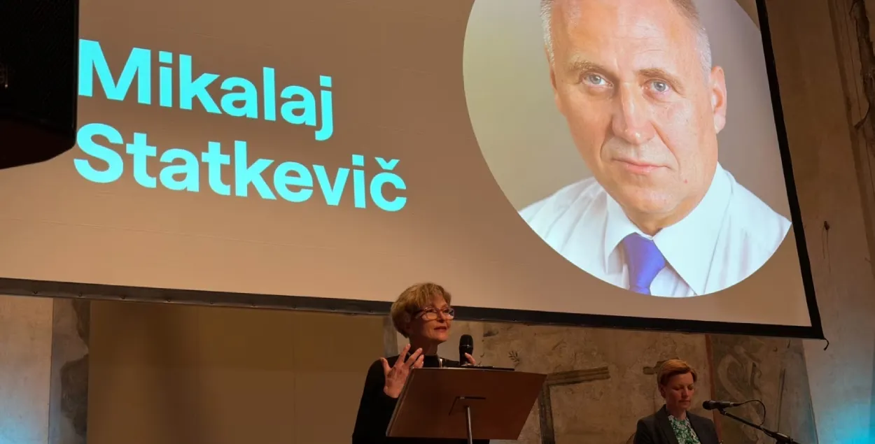 Марина Адамович получила премию для Николая Статкевича
