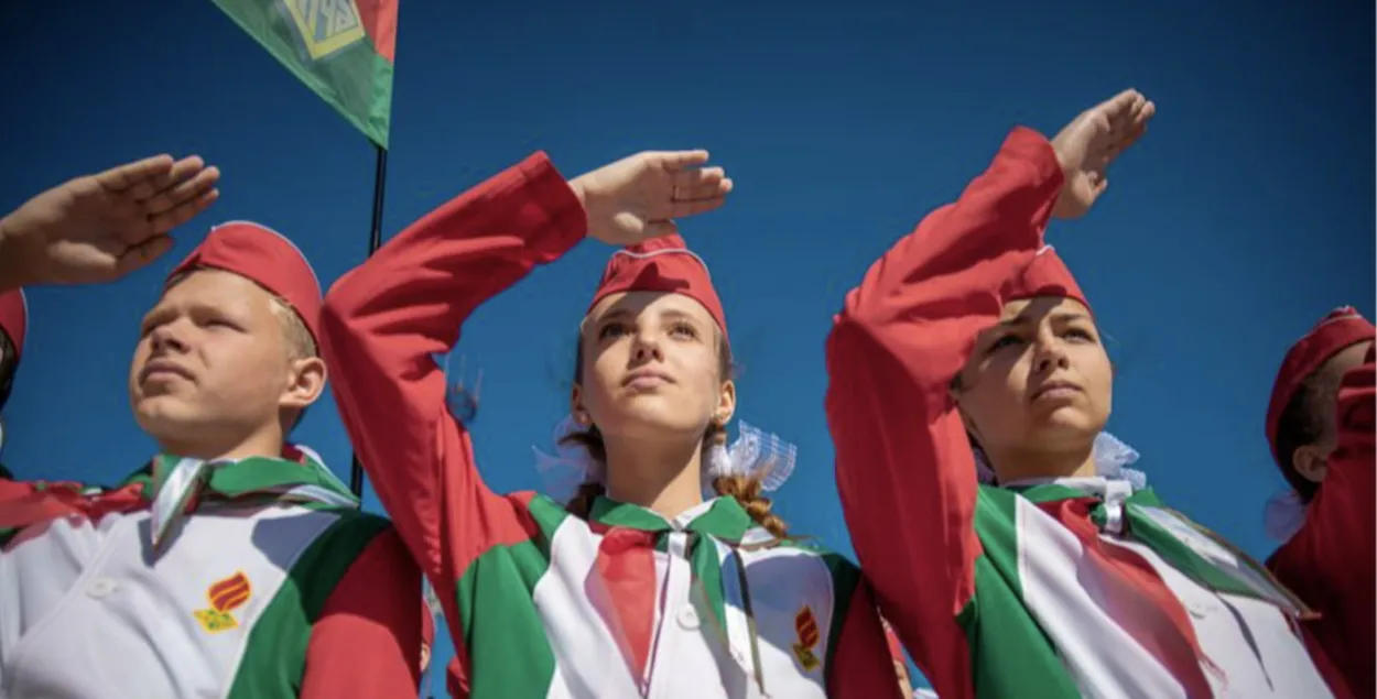Моладзь падчас маршу чальцоў Беларускага рэспубліканскага саюза моладзі (БРСМ)
