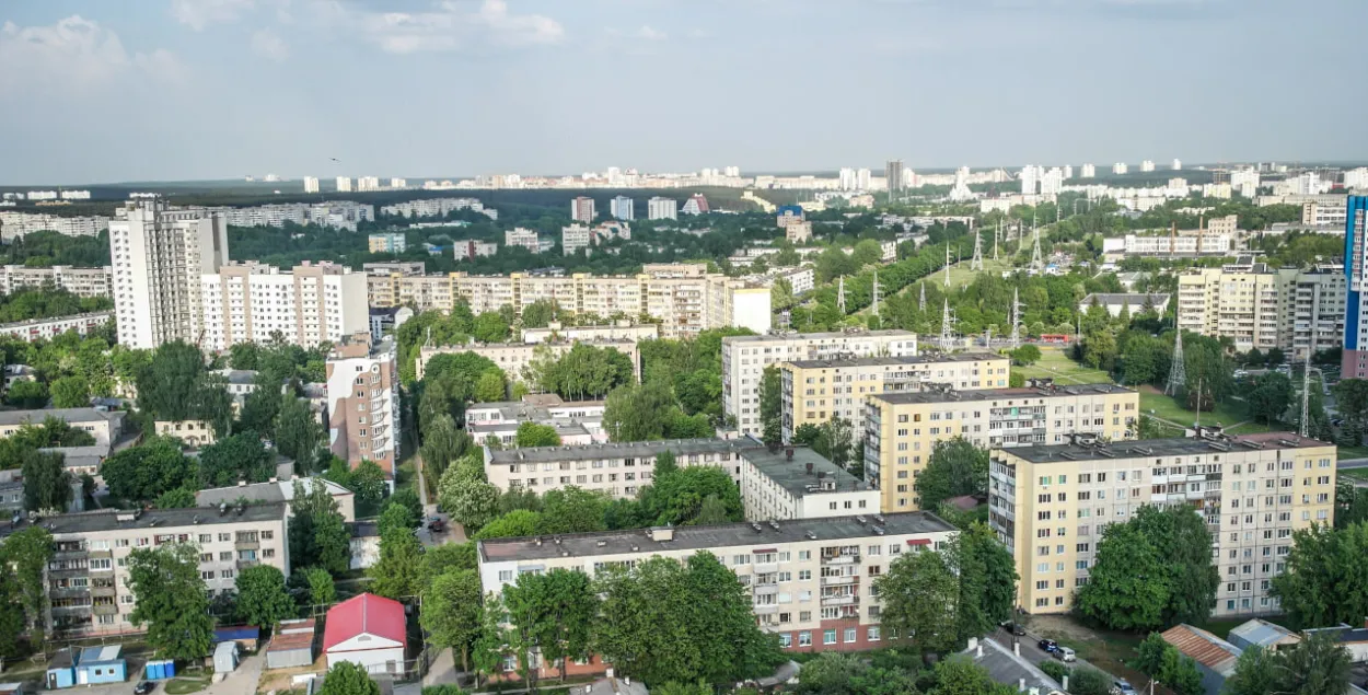 Панорамный вид на столичный микрорайон "Зелёный луг"
