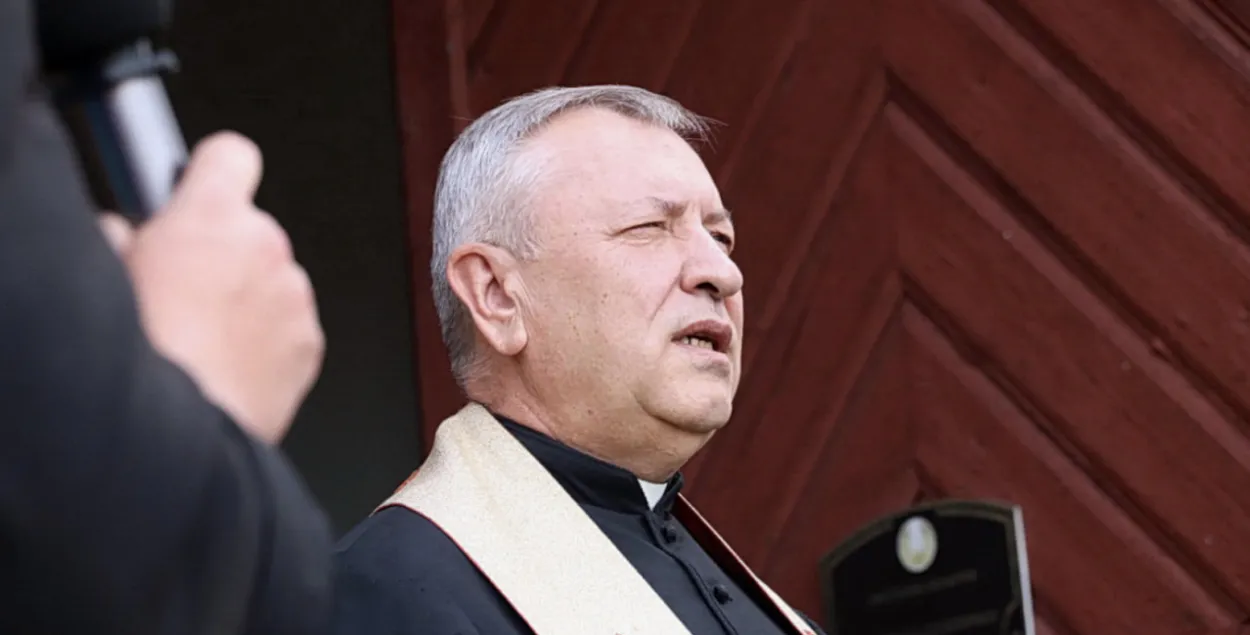 Ксёндз Анатоль Парахневіч падчас службы
