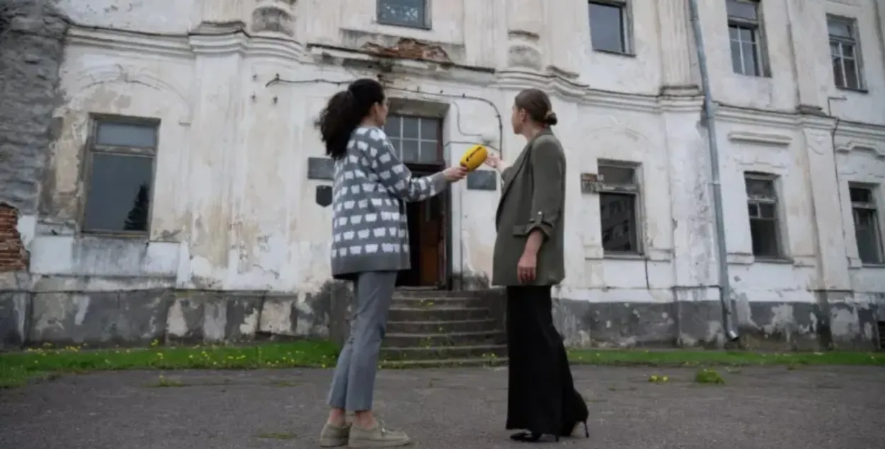 Новая ўладальніца каля купленага палаца ў Дзятлаве
