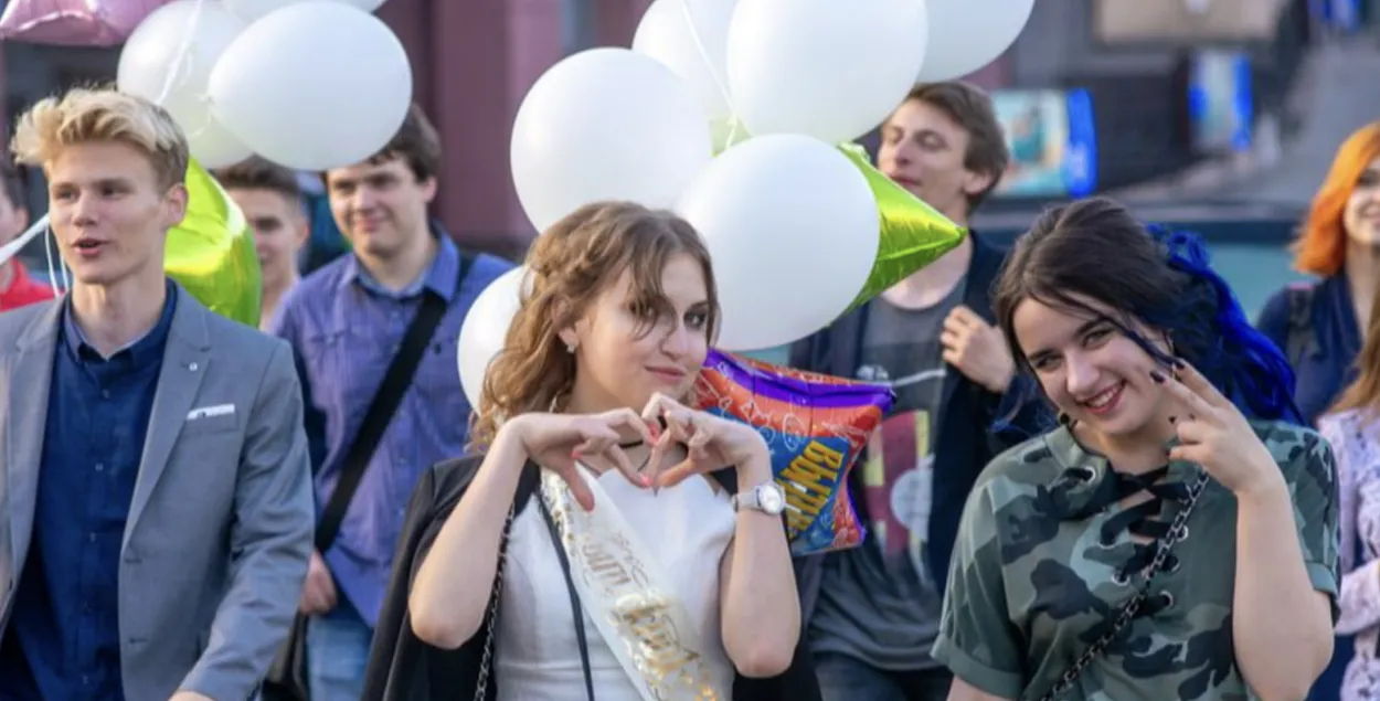 Молодые люди во время выпускных праздников
