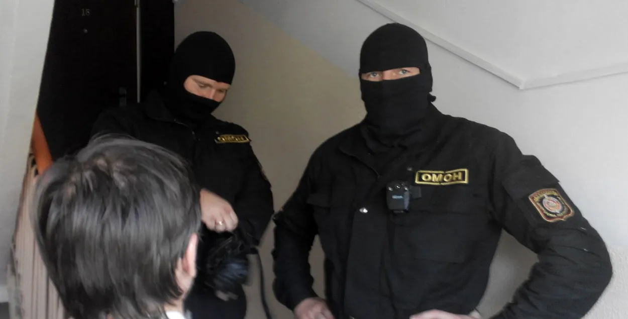 Беларускія сілавікі падчас ператрусу

