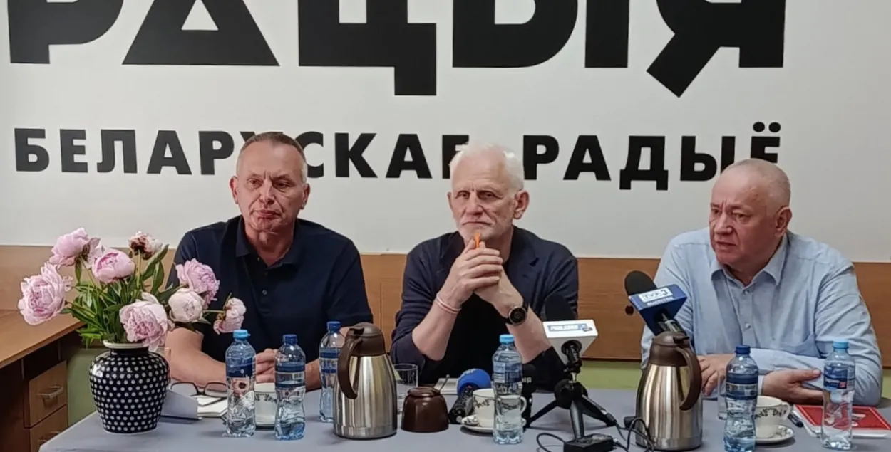 Алесь Бяляцкі (у цэнтры) на прэс-канферэнцыі ў Беластоку
