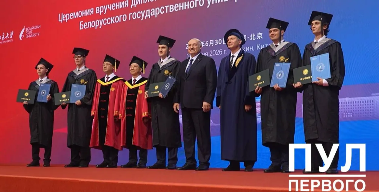 Николай и Александр Лукашенко (в центре)
