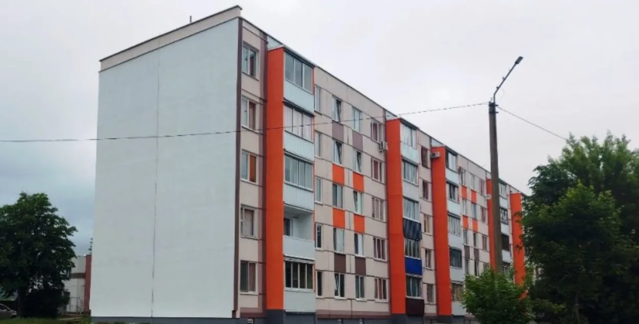Дом, дзе быў мурал з партрэтам Караткевіча
