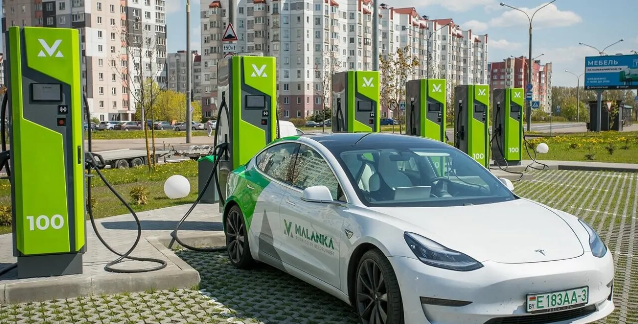 Электракар на стаянцы для зарадкі аўтамабіляў
