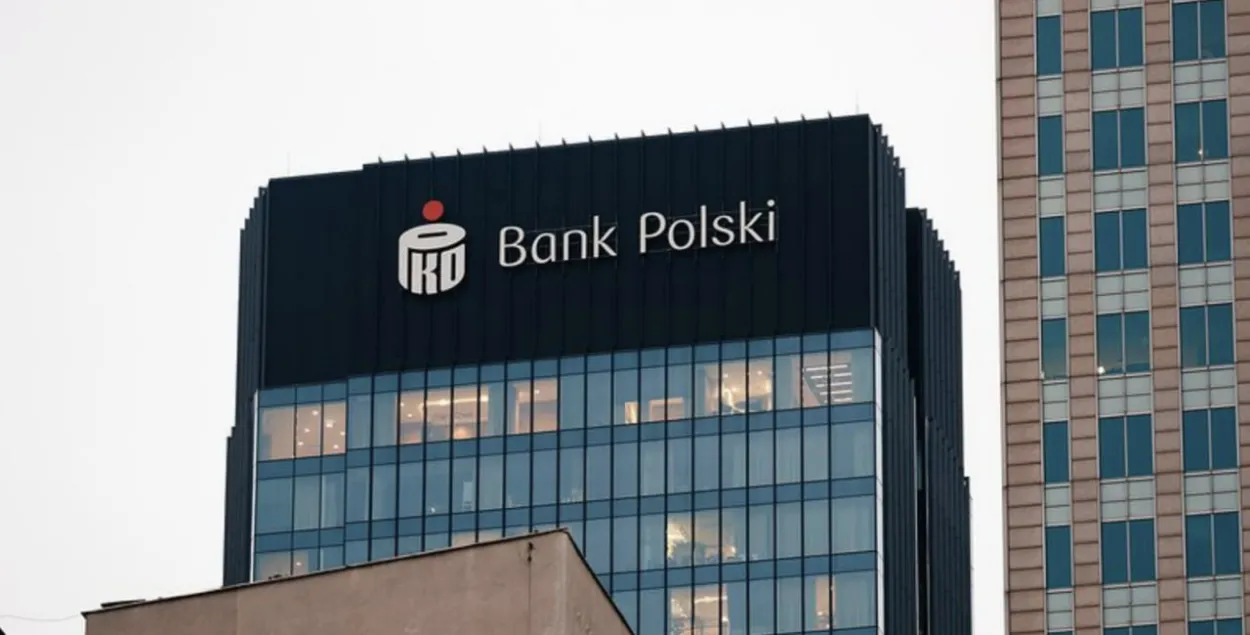 Фасад і лагатып польскага банка PKO BP
