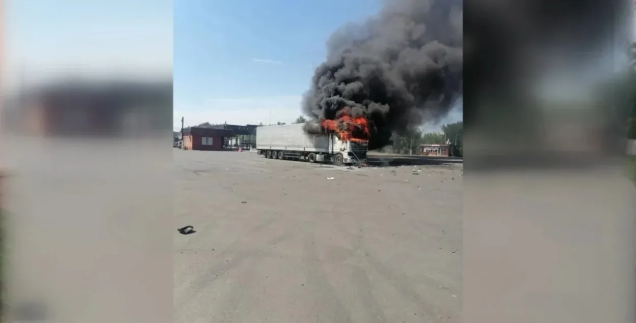Атака дрона повредила белорусские фуры
