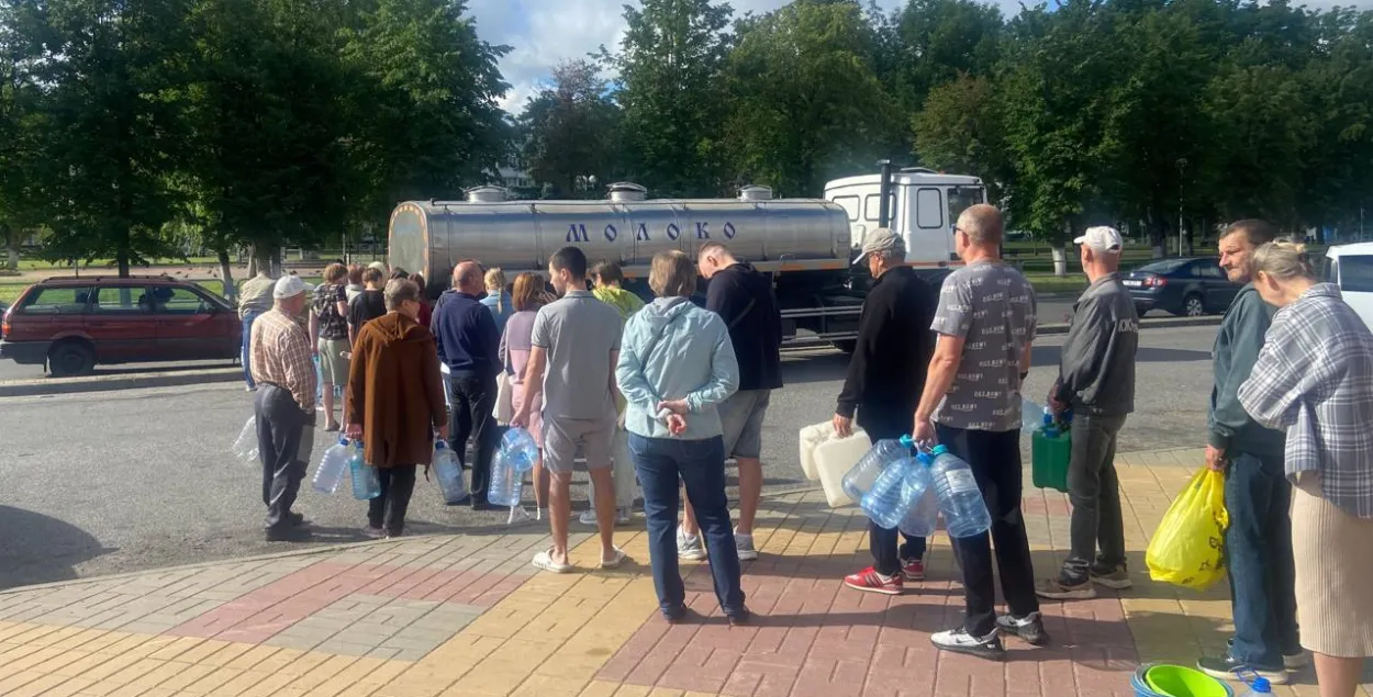 Жлобинцы в очереди за водой
