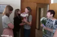 Галина Гарацкевич после приговора (в центре) и ее мать Алла Гарацкевич (справа) / spring96.org​