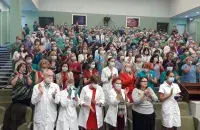 Супрацоўнікі РНПЦ "Кардыялогія" вітаюць свайго дырэктара Аляксандра Мрочака 27 жніўня 2020 года / Еўрарадыё