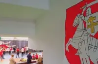 Интерьер украшен гербом "Погоня" / racyja.com
