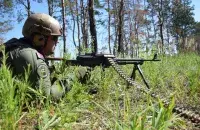 Украинский боец во время учений​&nbsp;/ https://www.facebook.com/mvs.gov.ua