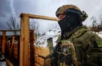 На границе установили банер, на котором написано: “Оккупантам не место на украинской земле”. Но стелу добрососедства пока не снесли&nbsp;/ Ровенская тероборона
