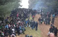 Мігранты з дзецьмі на беларускай мяжы&nbsp;/ Reuters
