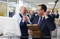 Александру Лукашенко подарили найденный на Витебщине старый деревянный медицинский инструмент / president.gov.by​