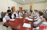 Владимир Кухарев рассказывает молодежи, что дефицита не будет / Минск-Новости​
