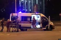 Скорая забирает пострадавшего / svaboda.org