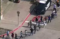 По словам очевидцев, вооружённый человек без разбора стрелял в покупателей торгового центра / Reuters
