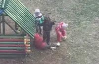 Избиение девочки в детском саду / Скриншот с видео​