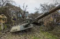 Украінскія салдаты побач з разбуранай ваеннай тэхнікай у вызваленым сяле Аляксандраўка / Еўрарадыё