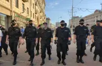 Riot police dispersing Solidarity Chain in Minsk / Euroradio.