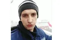 Виктор Манкевич на трубе завода / Скриншот с видео​